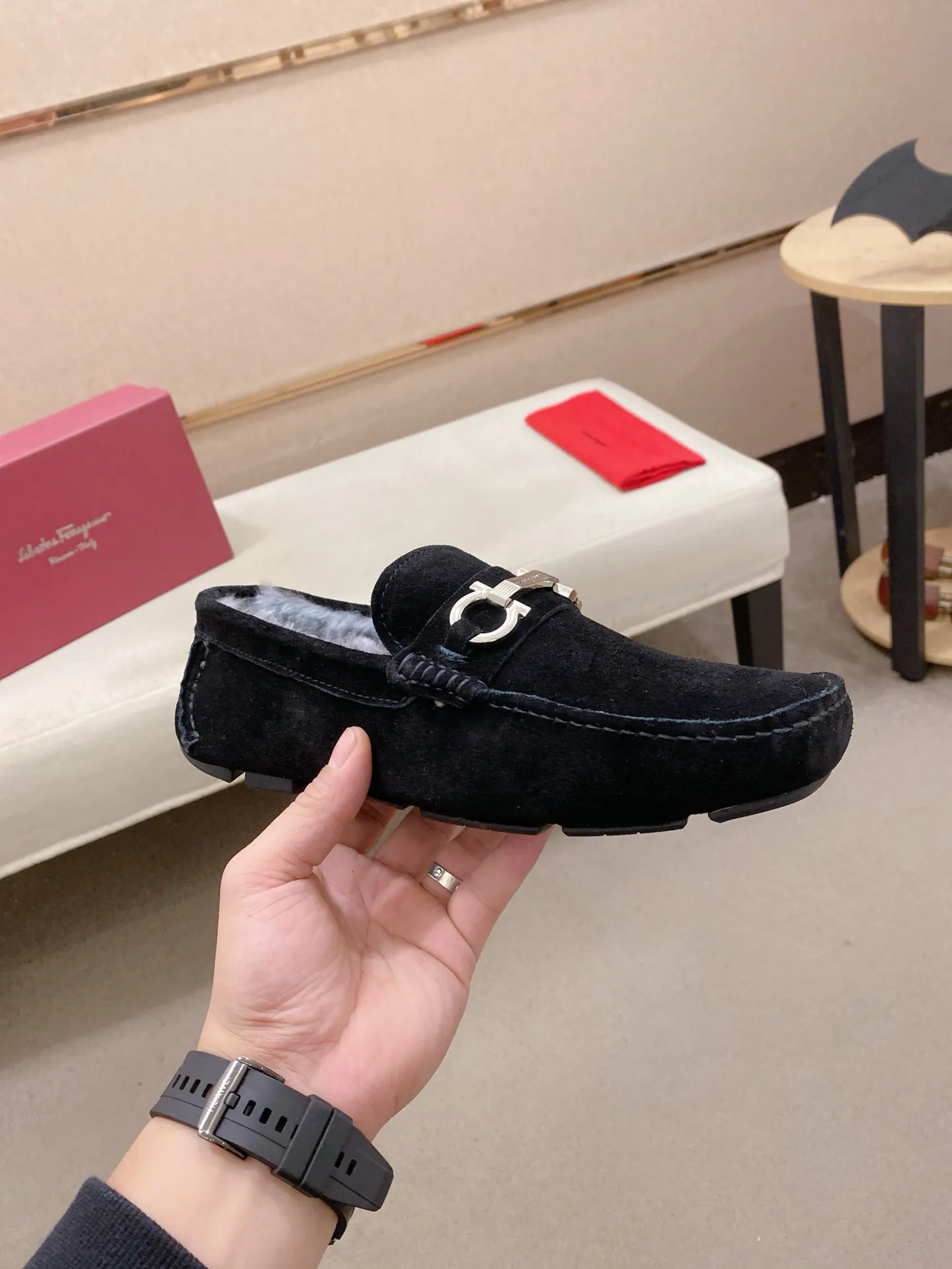 Factory price: 540💰High-end quality! Ferragamo🆕🆕Exclusive hot-selling products in stock🔥🔥New products on the shelves, high-quality Ferragamo men's pea shoes, high-end casual driving shoes, with complete packaging! 💪 💪 Material: imported suede cowhide 🐂 + imported high-quality wool lining + wear-resistant outsole 👍🏻👍🏻 Features: high-end and comfortable, purely handmade 🚀 🚀 Create the perfect shoes that suit you best 🔥 🔥 Size: (38-44) 45 standard size can be customized!